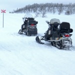 Nos deux motoneiges sont prêtes pour prendre un grand bol d’air frais et explorer la campagne voisine autour du village Kilpisjärvi.