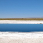 Dans le Salar de l’Atacama, se trouvent deux bassins naturellement ronds d’un diamètre d’une vingtaine de mètres chacun, appelés Los Ojos del Salar