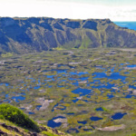 Sur l’île de Pâques, le magnifique volcan Rano Kau de 1500 m d’envergure et situé à 275 m au-dessus du niveau de la mer, abrite un lac profond