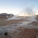 Plusieurs dizaines de fumerolles et de solfatares, plus d'une centaine de sources chaudes recouvrent la zone géothermale de El Tatio