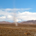 Le désert de l'Atacama déroule ses paysages lunaires à couper le souffle. L'immensité monotone est parfois entrecoupée par des tourbillons de poussière