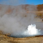 El Tatio - Même si la hauteur moyenne des geysers est inférieure à un mètre, le spectacle est grandiose au lever du jour lorsque les vapeurs s'élèvent