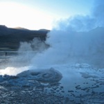 El Tatio – Dans l’atmosphère glaciale du petit matin, le spectacle des geysers commence dans une douce obscurité bleutée