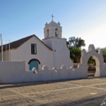 L’église de San Pedro de Atacama est une église blanchie à la chaux, construite en bois de cactus et de caroubier