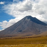Le village de San Pedro de Atacama est dominé par les volcans de la cordillère des Andes, le plus proche étant le majestueux volcan Licancabur