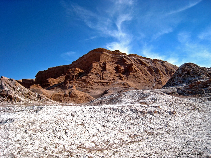 Dans la Vallée de la Lune, le sel semble saupoudré sur l’ensemble du paysage et évoque une fine pellicule de neige délicatement posée sur le sol aride