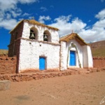 L’église de Machuca avec son toit en chaume et son enclos réalisé en adobe, ressemble à une maison de poupée tant elle semble de guingois
