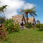 Le Centre des Maisons Traditionnelles à Santana est une zone de conservation du patrimoine local avec de mignonnes chaumières colorées aux toits pointus