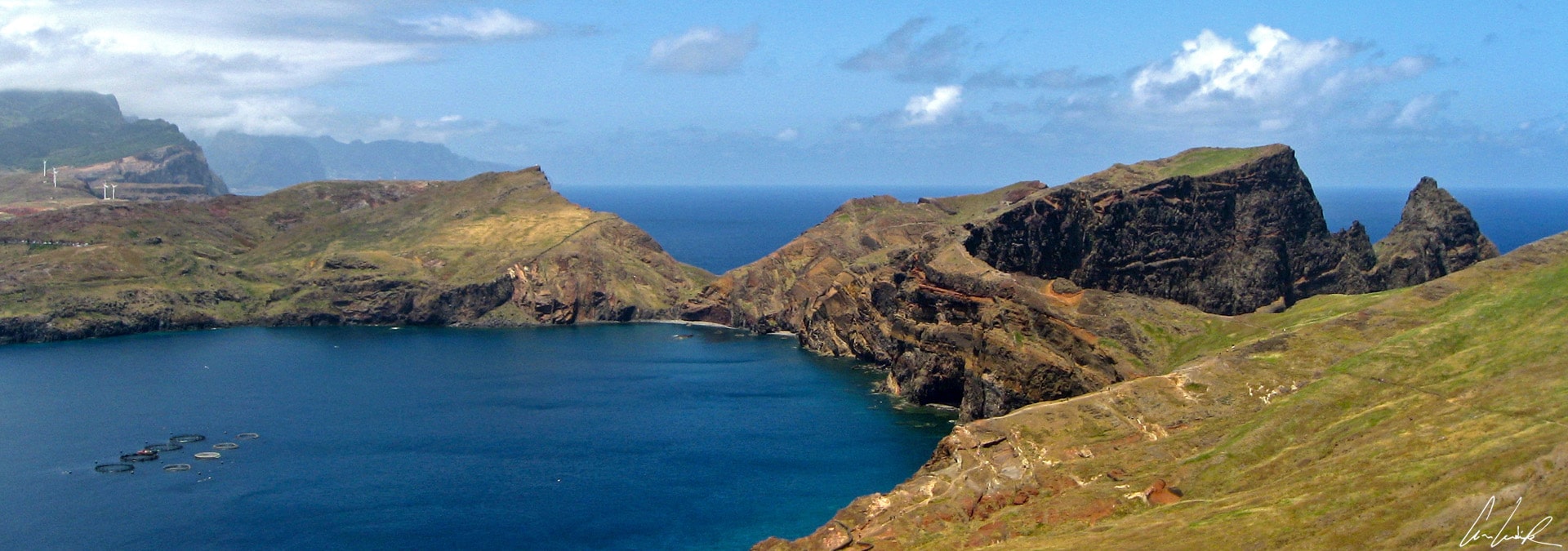 The peninsula of São Lourenço, of volcanic origin, is wild. The absence of trees has allowed the development of a rare low endemic vegetation that contrasts with the blue of the ocean.