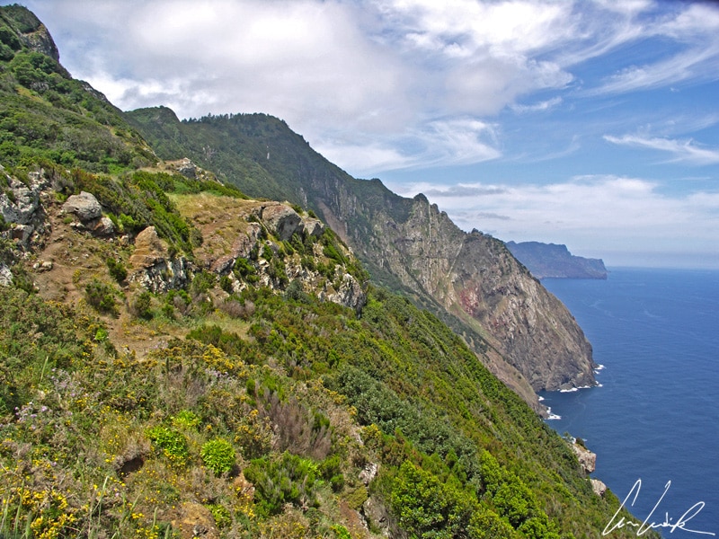 Madeira - the rest of the hike follows a rough coastal path along the wave-swept north coast. The imposing cliffs look out over the blue of the vast ocean