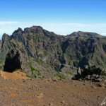 Au Pico de Arrieiro, le Miradouro Ninho da Manta (« Nid de la buse ») offre une vue superbe sur la vallée de Fajã de Nogueira.