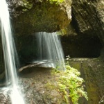 Madère, Levada Nova – Une cascade qui se jette de manière spectaculaire sur le muret de la levada.