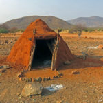 La case Himba est de forme conique. Elle est faite à base de branches de bois de mopane, d’excréments de vache, de terre grasse et d’eau.