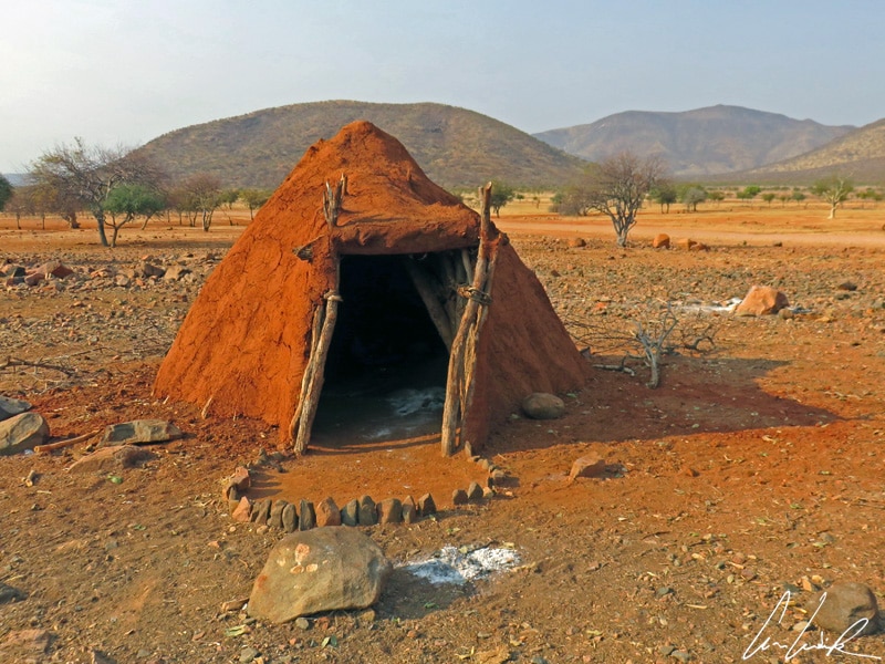 La case Himba est de forme conique. Elle est faite à base de branches de bois de mopane, d’excréments de vache, de terre grasse et d’eau.