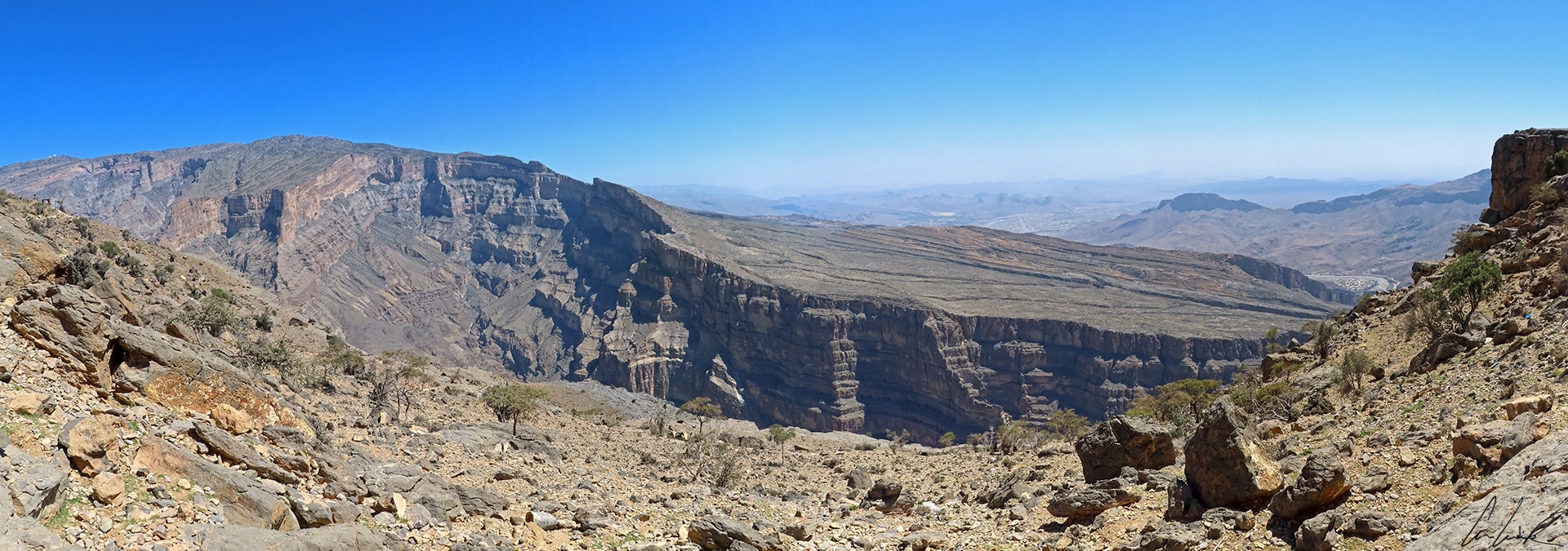 Depuis un plateau situé à 2000 mètres d’altitude, on découvre le grand canyon d’Arabie, une profonde entaille creusée dans le roc.
