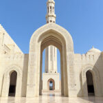 De nombreuses arches décorées ou iwâns sont présentent à la Grande Mosquée du Sultan Qaboos. Elles fonctionnent généralement par quatre.
