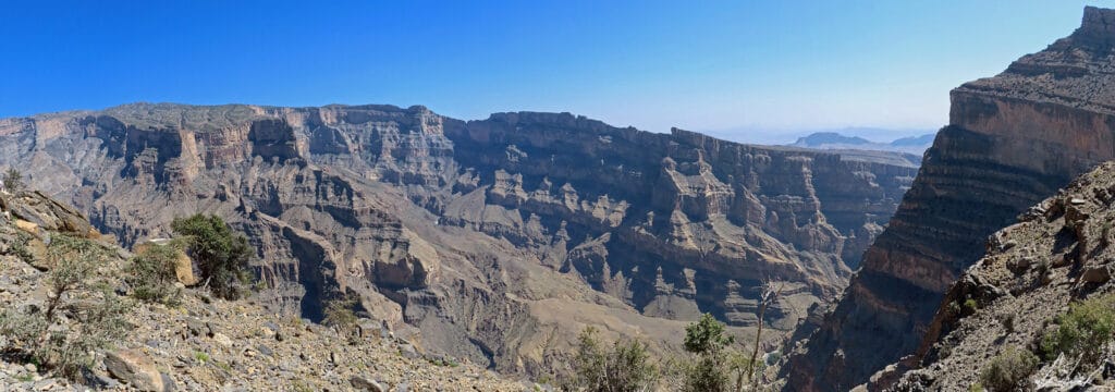 Les parois du grand canyon d’Arabie sont abruptes et vertigineuses. On reste fasciné par ce vide immense.