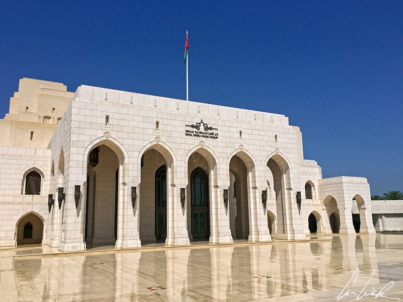 L’architecture de l’Opéra Royal de Mascate reprend le style des édifices publics omanais avec des colonnades et des tours en pierres blanches.