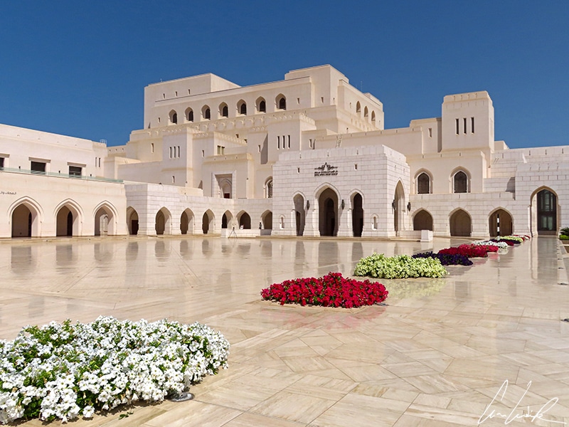 L’Opéra Royal de Mascate ressemble à un palais entouré de jardins fleuris. Tout en marbre blanc, son architecture est inspirée des forteresses omanaises.