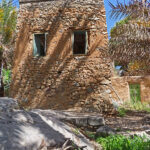 Les maisons du vieux village de Misfat Al Abreyeen sont en en pierre et pisé. Les maisons ont souvent 2 étages avec des poutres de palmier.