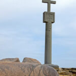 A Cape Cross, une croix (cross) en pierre (padrão) est érigée pour marquer l’emplacement du Cap comporte cette inscription gravée sur la pierre.