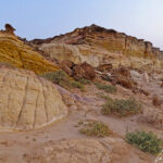 Sur la plage de Ras al-Jinz, les énormes rochers sculptés par la nature sont multicolores et parfois en équilibre instable.