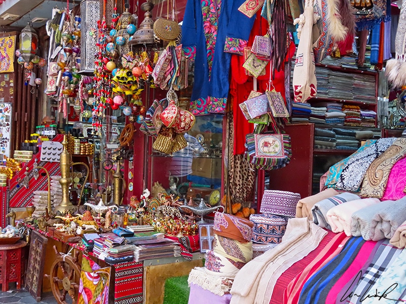 At the souk of Mutrah, you can find multicolored cotton veils, Indian cashmere, embroidered fabrics, kumma, Aladdin's lamps.