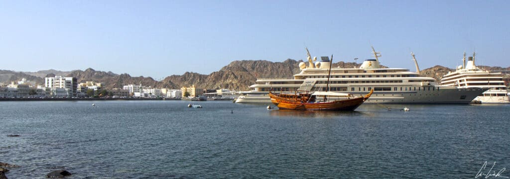 La corniche de Mutrah, une boutre et les deux imposants yachts du sultan