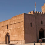 Le château de Jabrin est un palais résidentiel fortifié et un bel exemple d’architecture islamique. Il constitué en deux parties.
