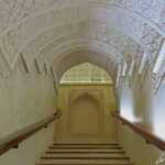 L’escalier principal du château de Jabrin mène aux salles de réception et à la bibliothèque. On y admire les ogives et les inscriptions islamiques gravées dans les murs.