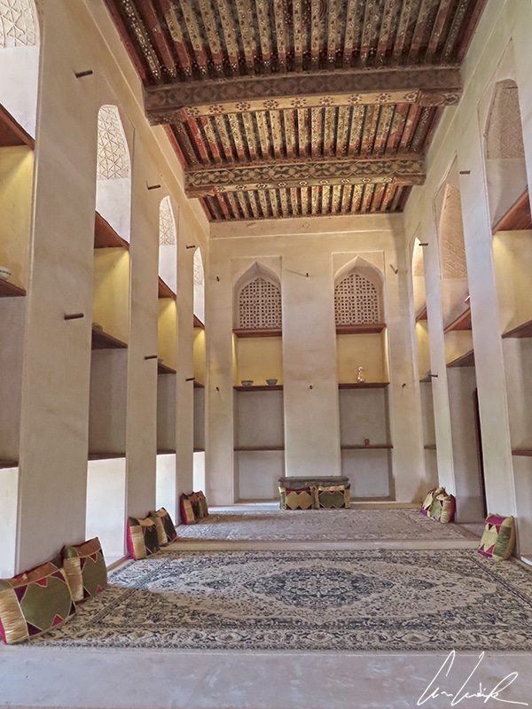 La chambre du soleil et de la lune du château de Jabrin possède un plafond orné d’élégants motifs et d’inscriptions islamiques où est représenté un œil.