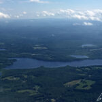 Depuis le hublot de l’avion, l’État du Maine semble recouvert de lacs et de forêts aussi loin que porte le regard.