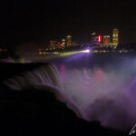 Le soir, les chutes du Niagara prennent un tout autre visage éclairées par des projecteurs colorés. Ici c’est un beau violet.