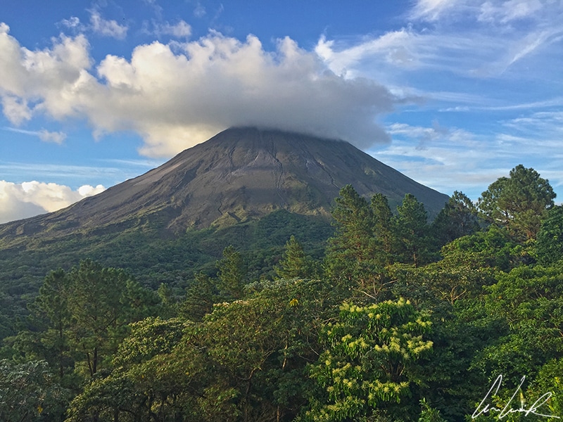 La silhouette conique du volcan Arenal est souvent revêtue d’un voile de brume au sommet. On a l’impression qu’un chapeau nuageux est délicatement posé sur le cône.