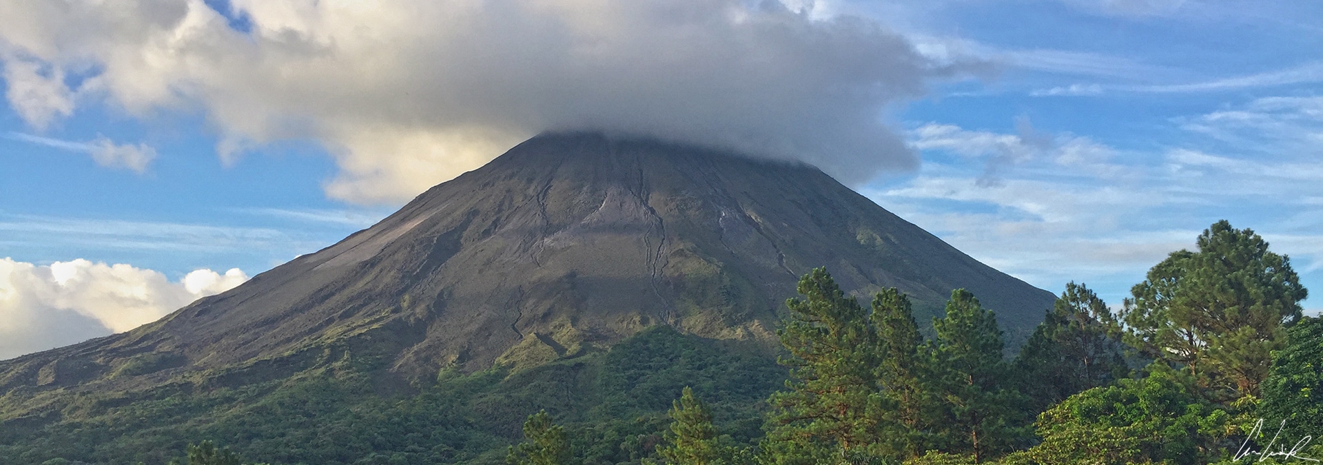 The Arenal volcano can be seen from afar, very often with its head in the clouds. We speak about 60% of the time
