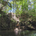 Près de la cascade de Llanos de Cortés se trouve une piscine naturelle entourée de rochers et d’une végétation abondante.