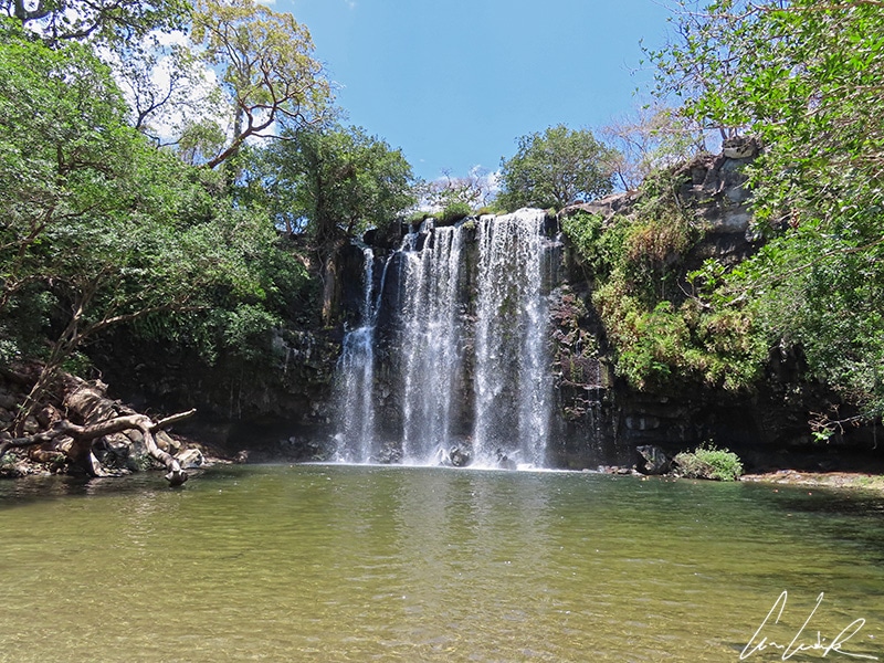 The Llanos de Cortés waterfall is 40 feet high and 50 feet wide. The water falls into a large and shallow natural pool.