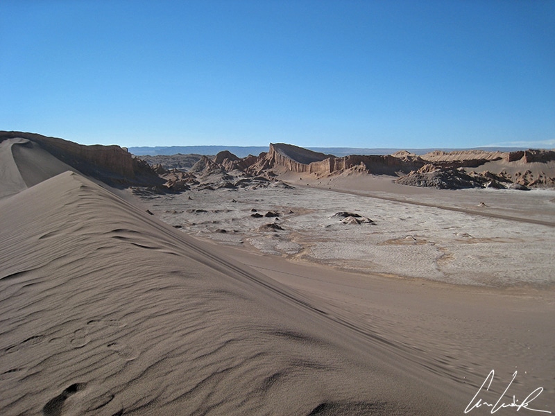 From the top of La Duna Mayor, this gray and ochre dune of the Atacama Desert, we have a wonderful view of the Valley of the Moon and especially of El Anfiteatro.