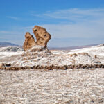 Dans la Vallée de la Lune au Chili, on trouve des roches naturellement sculptées, évoquant à certains le Christ.