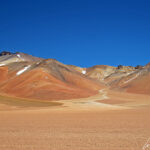 Au cœur du Sud-Lipez en Bolivie, le désert de Siloli offre des couleurs qui varient du rouge au marron évoquant un décor surréaliste tout droit sorti de l'imagination de Salvador Dalí !