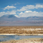 Les croûtes de sel du Salar de l’Atacama forment des vaguelettes rugueuses comme pétrifiées. Les lagunes bleutées et les volcans frôlant les 6 000 mètres d’altitude viennent s’ajouter à ce décor unique au monde.