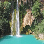 Enfoui dans un magnifique écrin de verdure et de tuf, le bassin principal de Sillans la Cascade est une invitation à la baignade avec son eau couleur turquoise.