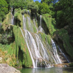 La cascade de Glandieu est composée de deux chutes successives, totalisant 60 mètres de hauteur. Facile d’accès, vous pouvez l’admirer du bord de la route.