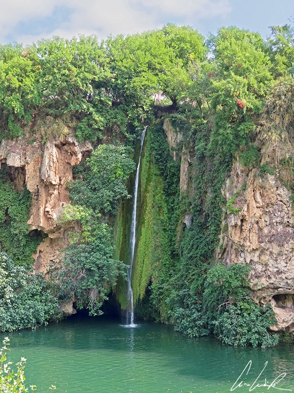 La cascade des Baumes est une chute d’eau de 18 mètres de haut qui se jette depuis le sommet d’une falaise de tuf dans les eaux émeraude du Tarn.