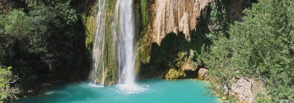 Sillans la cascade et son bassin d’eau couleur turquoise sont situés dans le département du Var.