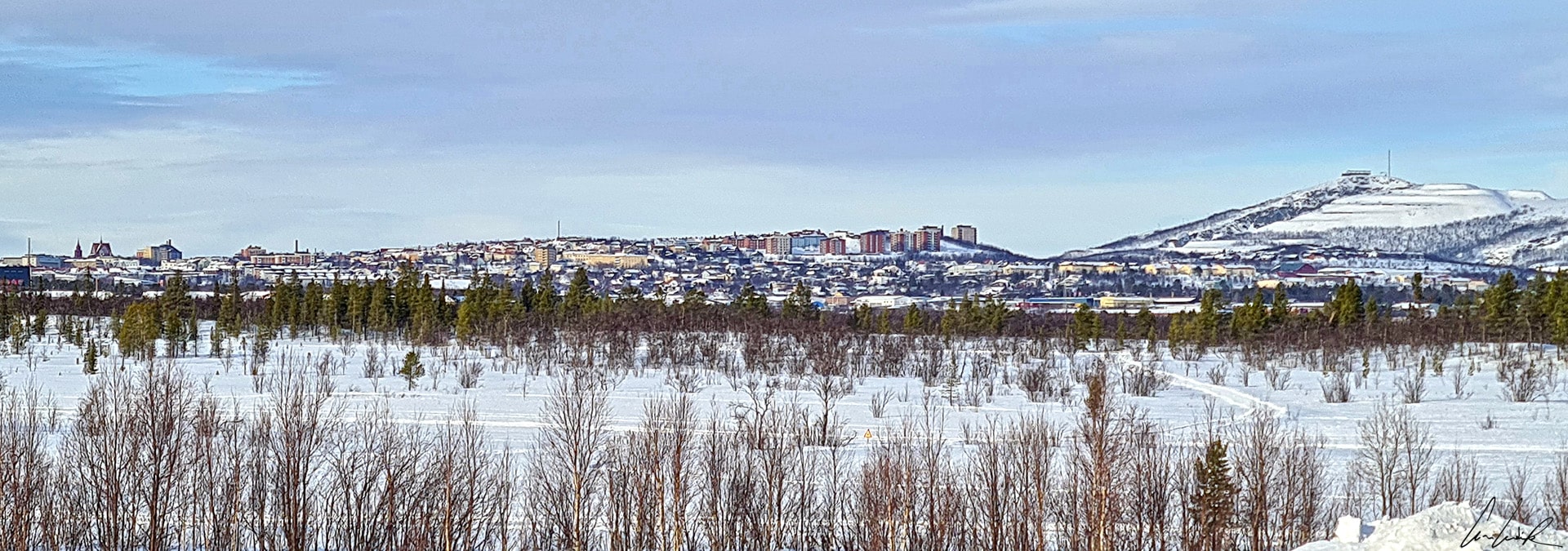 Kiruna est une petite ville minière située à 145 kilomètres au nord du Cercle Polaire en Laponie suédoise. Elle abrite la mine souterraine de magnétite la plus importante au monde
