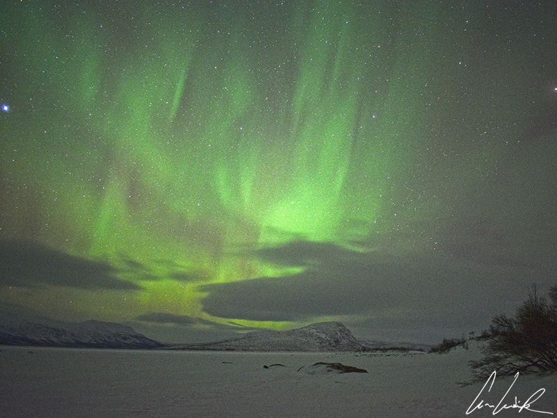 Les aurores boréales sont visibles de septembre à mars en Laponie. Une aurore boréale est un magnifique phénomène lumineux coloré qui se produit régulièrement dans le ciel nocturne de l'hémisphère Nord..