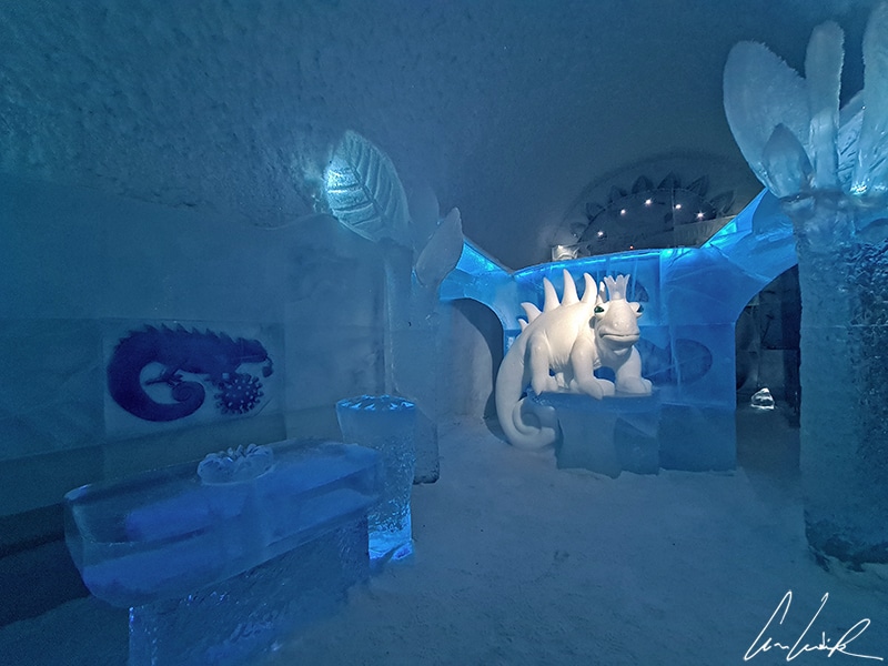 Des sculptures ont été créées in situ dans chaque suite du IceHotel de Jukkasjärvi par des artistes venus du monde entier. Ici la suite « Dreaming in a dream » et son dinosaure baignant dans un éclairage bleuté.