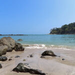 Petite baie, sable blanc, un eau calme: la plage paradisiaque Manuel Antonio est accessible par un petit sentier en 10 minutes depuis l’entrée du parc.
