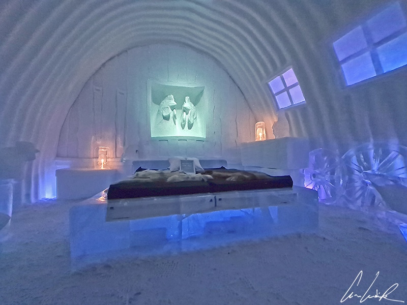 You are at the IceHotel in Jukkasjärvi. In the "To Bed with the Chicken" Suite you feel a warm barnyard atmosphere. Poultry sculptures, egg baskets, wagon wheels etc.